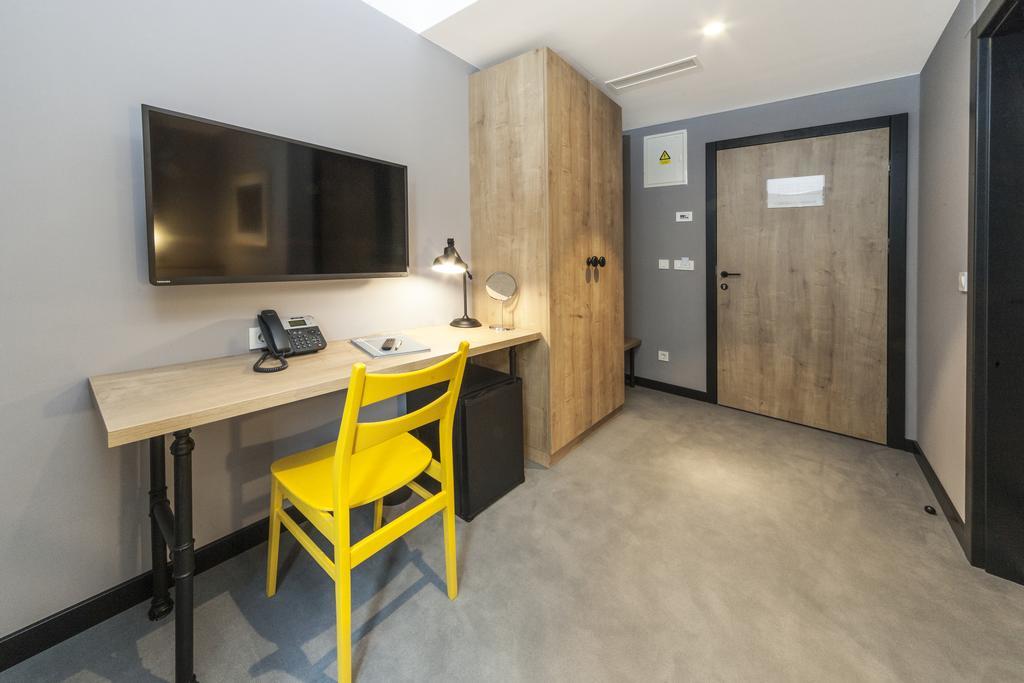 Single Room,1452680770:JPEG