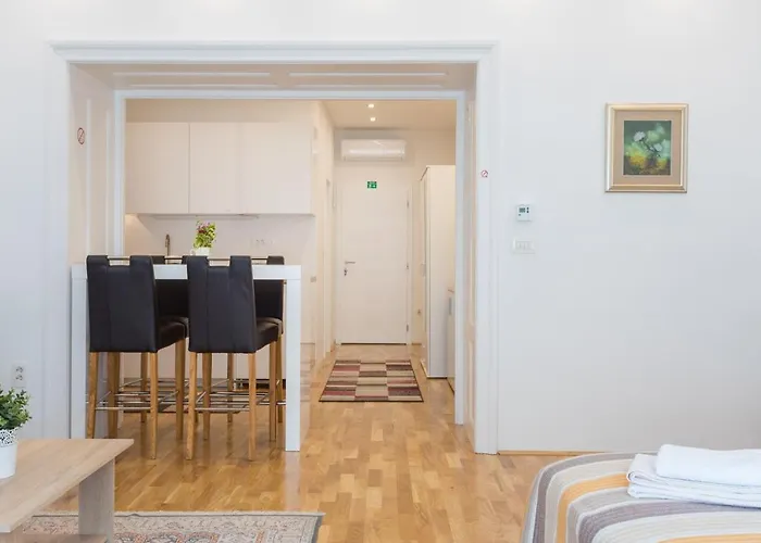 Hotel near College: City Center Apartments